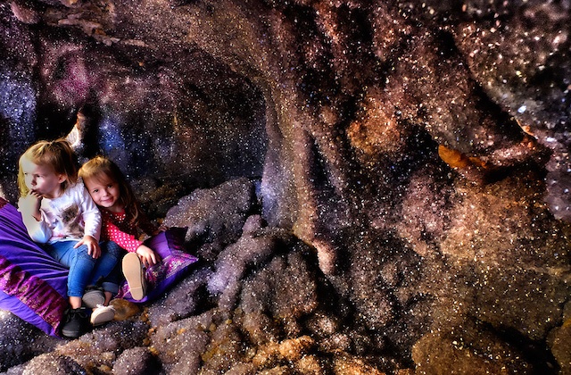 Khong gian ky ao ben trong hang thach anh tim lon nhat the gioi hinh anh