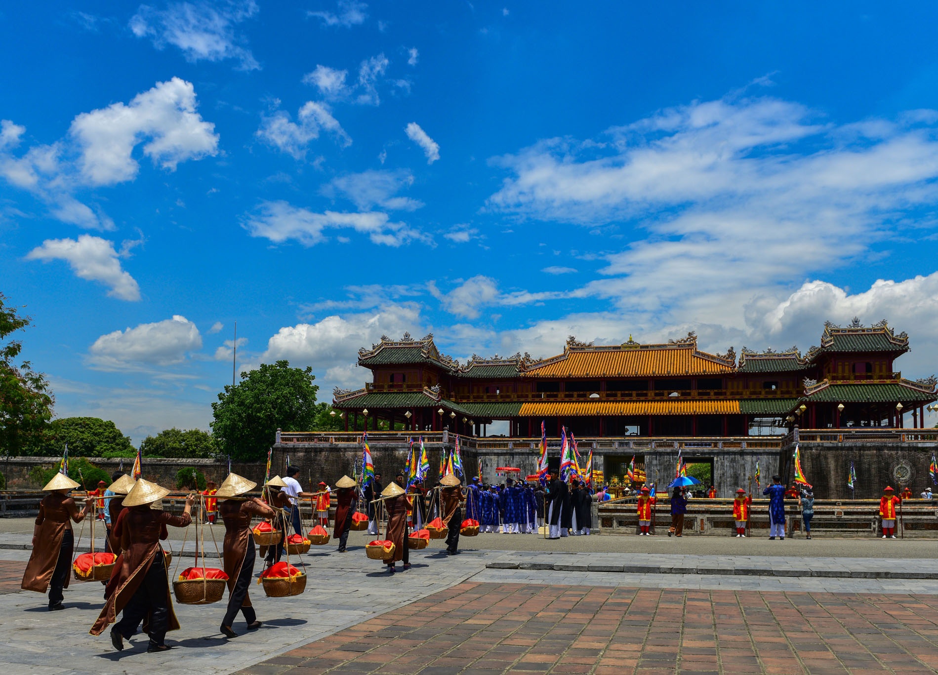 le Cung Tien Thanh Tra dang vua anh 1
