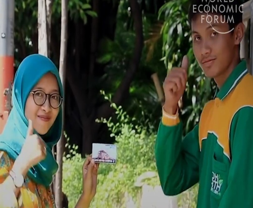 Mua ve di xe bus bang vo chai nhua o Indonesia hinh anh