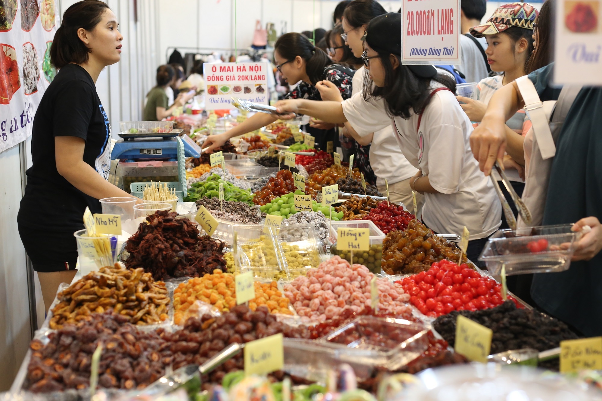 Dao quanh le hoi am thuc duong pho gan 1.000 mon ngon o Ha Noi hinh anh