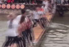 Tro choi lac cau thach thuc suc chiu dung o Trung Quoc hinh anh