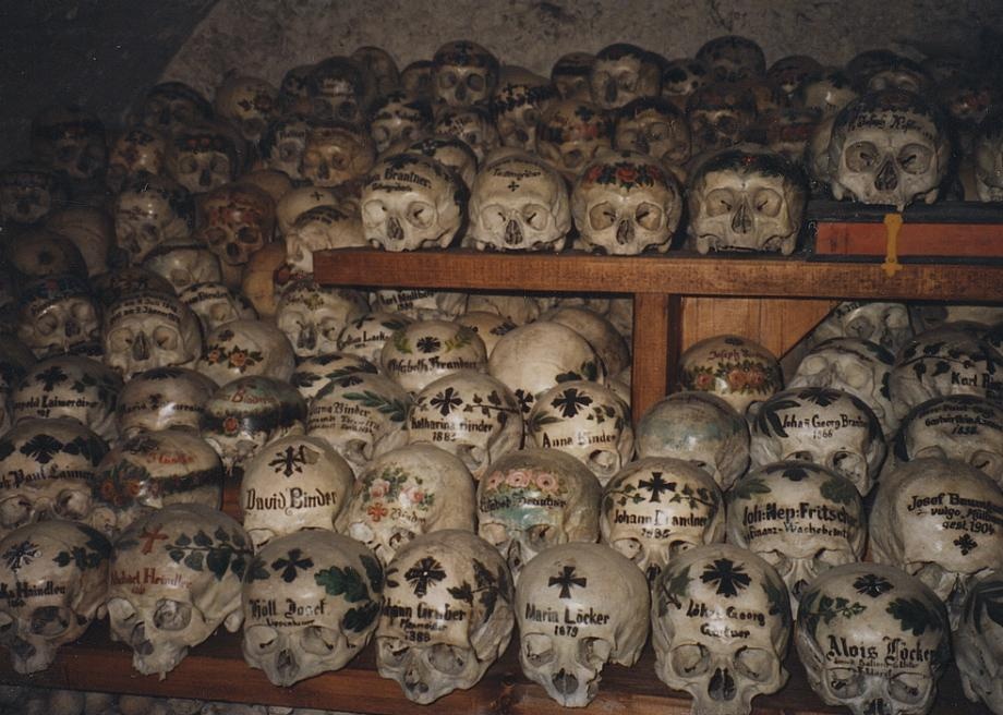 Can canh hang tram hop so duoc to ve doc dao o ngoi lang nuoc Ao hinh anh