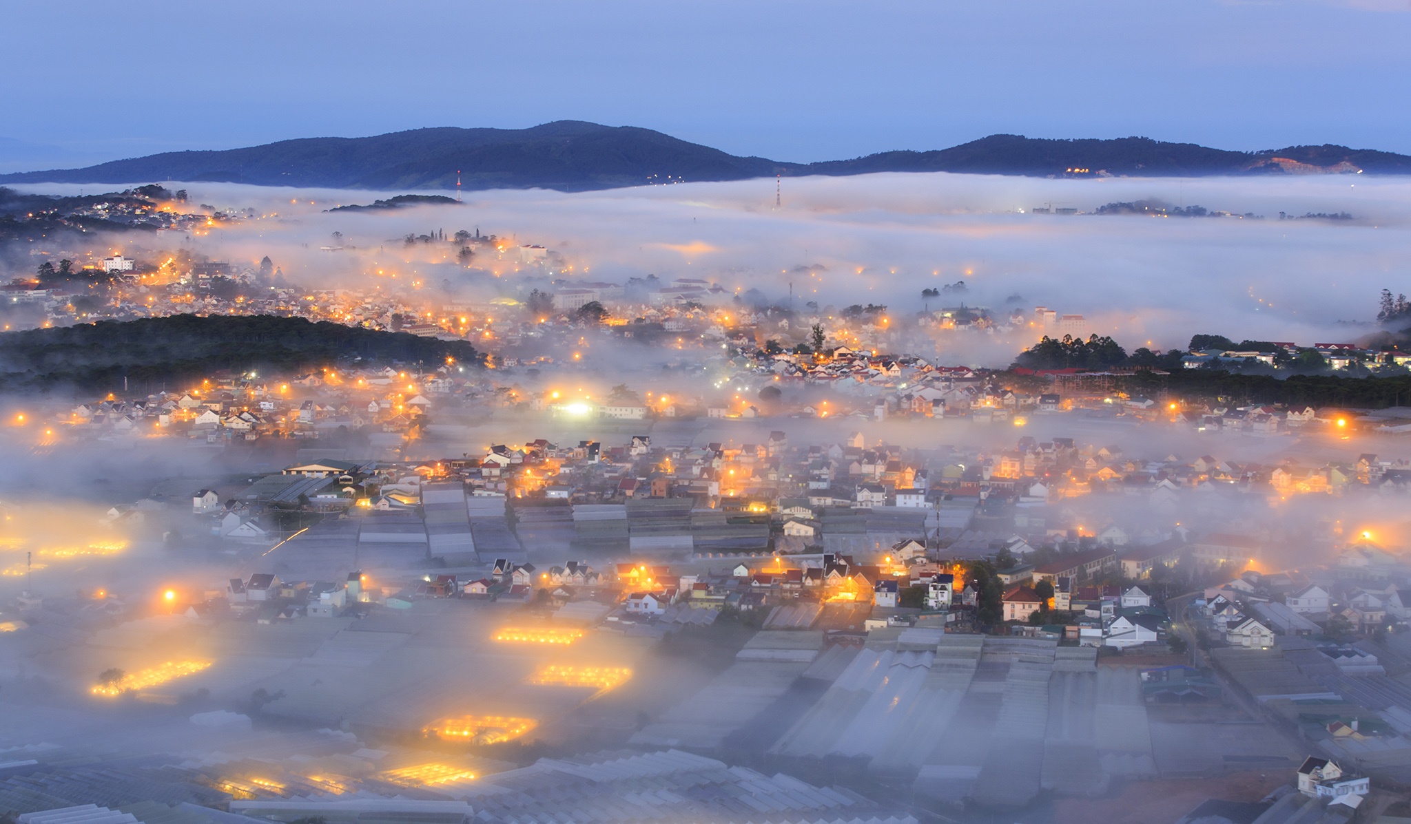 Me dam truoc khoanh khac Da Lat chim trong suong mu thang 10 hinh anh