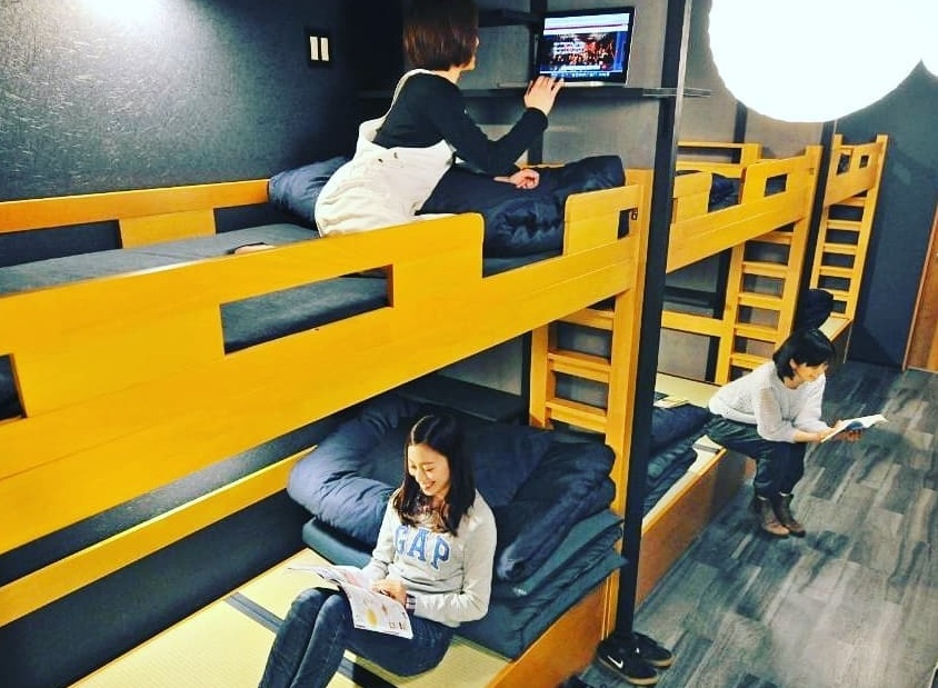 Du lich mot minh, co nen o dorm voi nguoi la khong? hinh anh