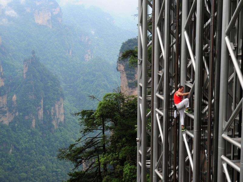 Ngam canh tuong ngoan muc tren thang may ngoai troi cao nhat the gioi hinh anh