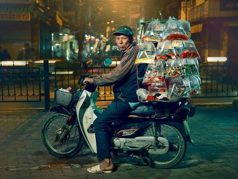 Tai xe xe may va ‘the gioi phia yen sau’ duoi ong kinh du khach Anh hinh anh