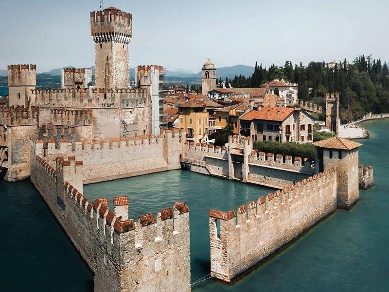 Phao dai do so ‘tu be la nuoc’ hut khach o Italy hinh anh