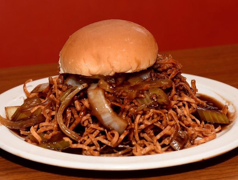 Sandwich mi xao dac biet, ket hop tu am thuc Trung - My hinh anh