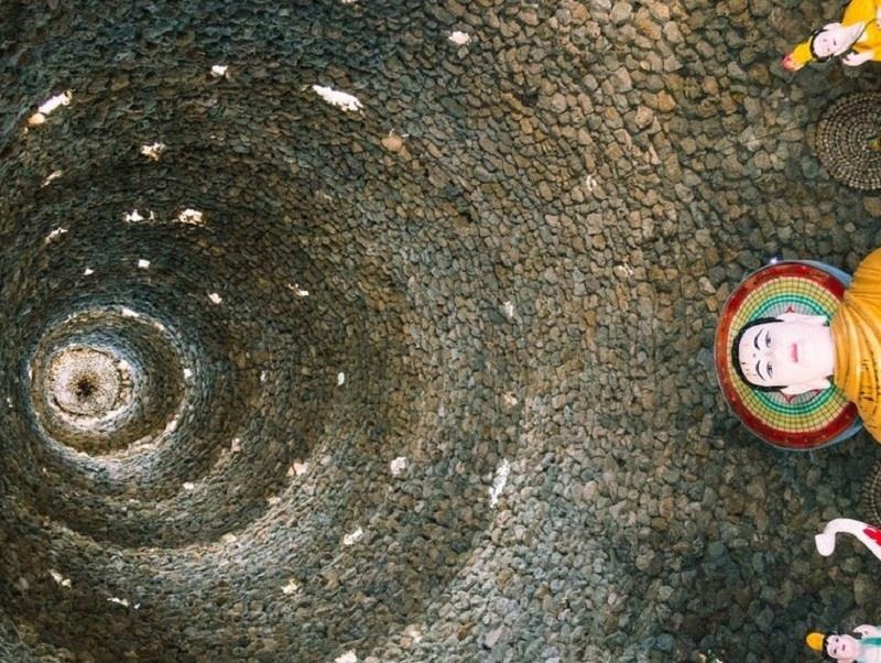 Ngoi chua vo oc o Cam Ranh dep khac la tren bao nuoc ngoai hinh anh