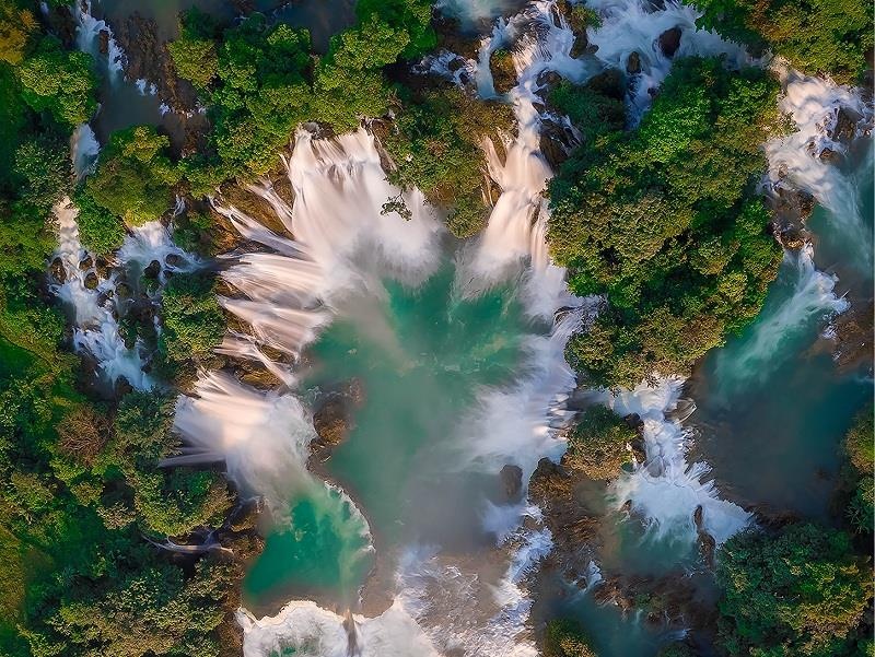 Thac Ban Gioc ky vi hoa dai lua trang mo mang vat sang thu hinh anh