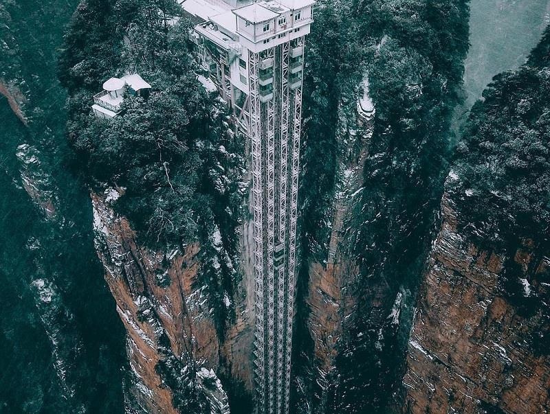 Thang may ngoai troi treo doc vach sa thach, giu 3 ky luc the gioi hinh anh