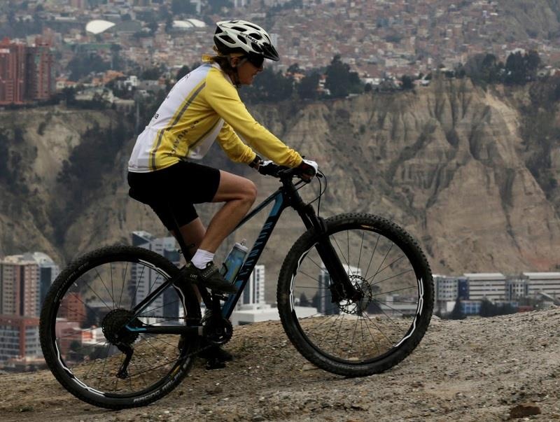 Nu tay dua xe dap 70 tuoi chinh phuc con duong tu than hinh anh