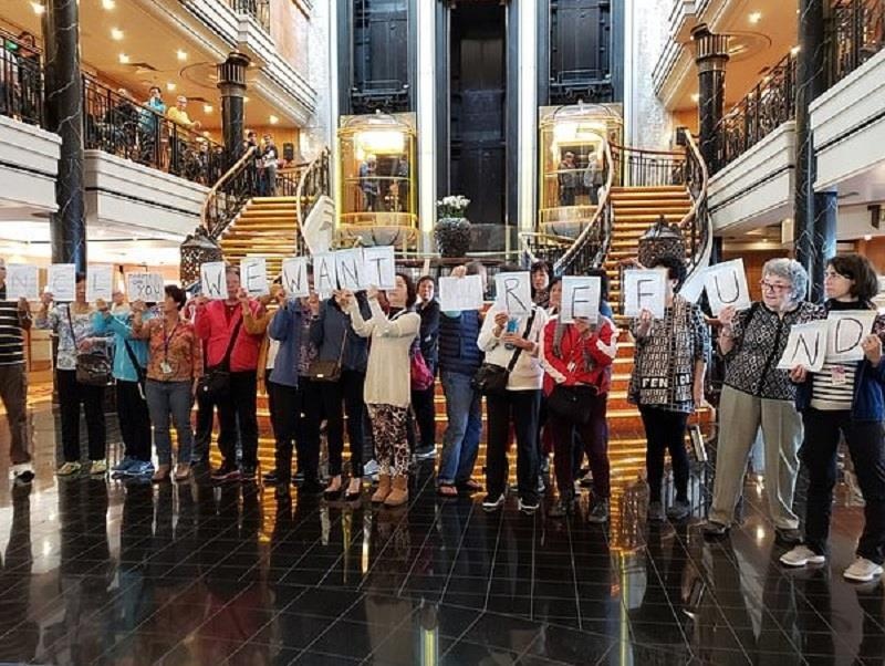 Khach dong loat bieu tinh vi tour du lich tham hoa 10.000 USD hinh anh