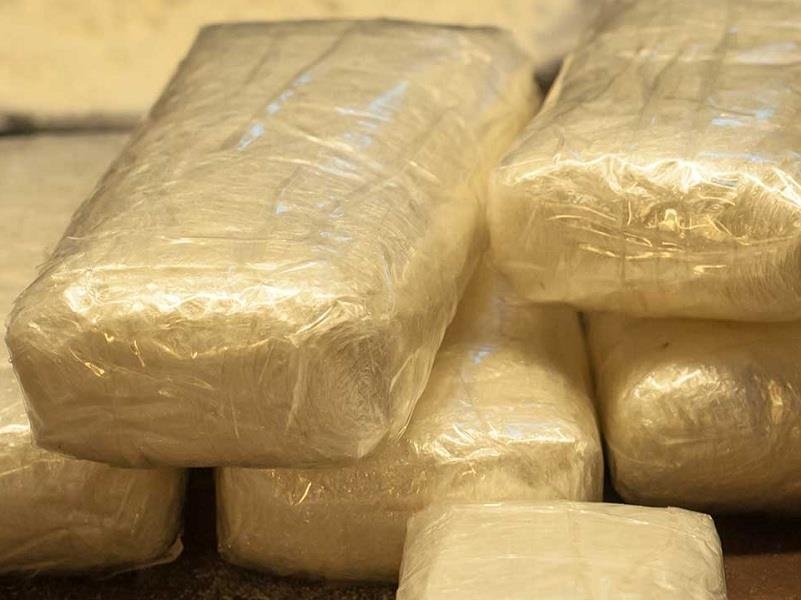 Tim thay goi cocaine hon nua trieu USD khi di dao tren bien hinh anh