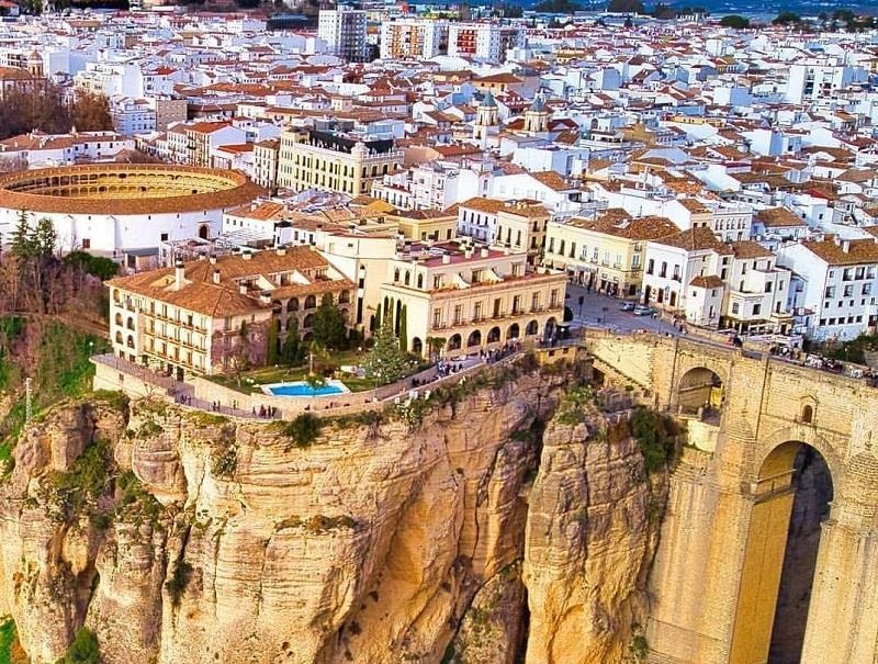 Thi tran co tren vach nui, cai noi cua nghe thuat dau bo tot hinh anh