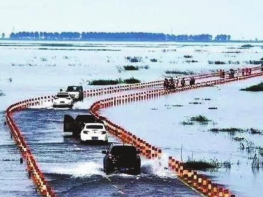 Con duong tren mat nuoc, xuyen qua ho lon nhat Trung Quoc hinh anh