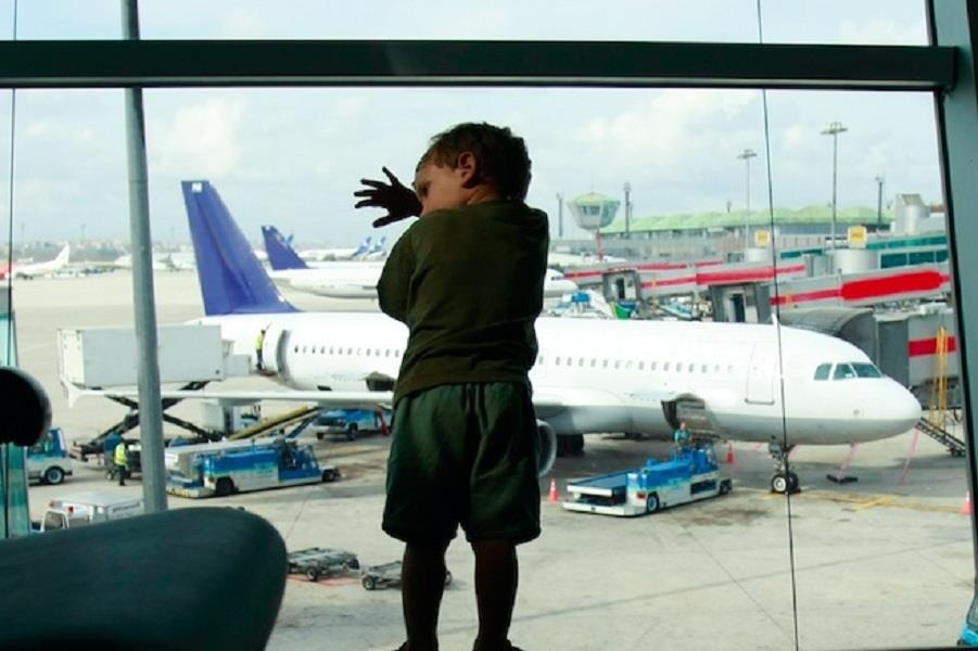 Gia dinh 3 nguoi bi duoi khoi may bay vi con trai khong co giay hinh anh