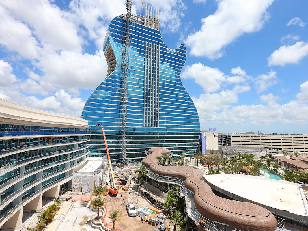 Khach san hinh dan guitar tri gia 1,5 ty USD o My hinh anh