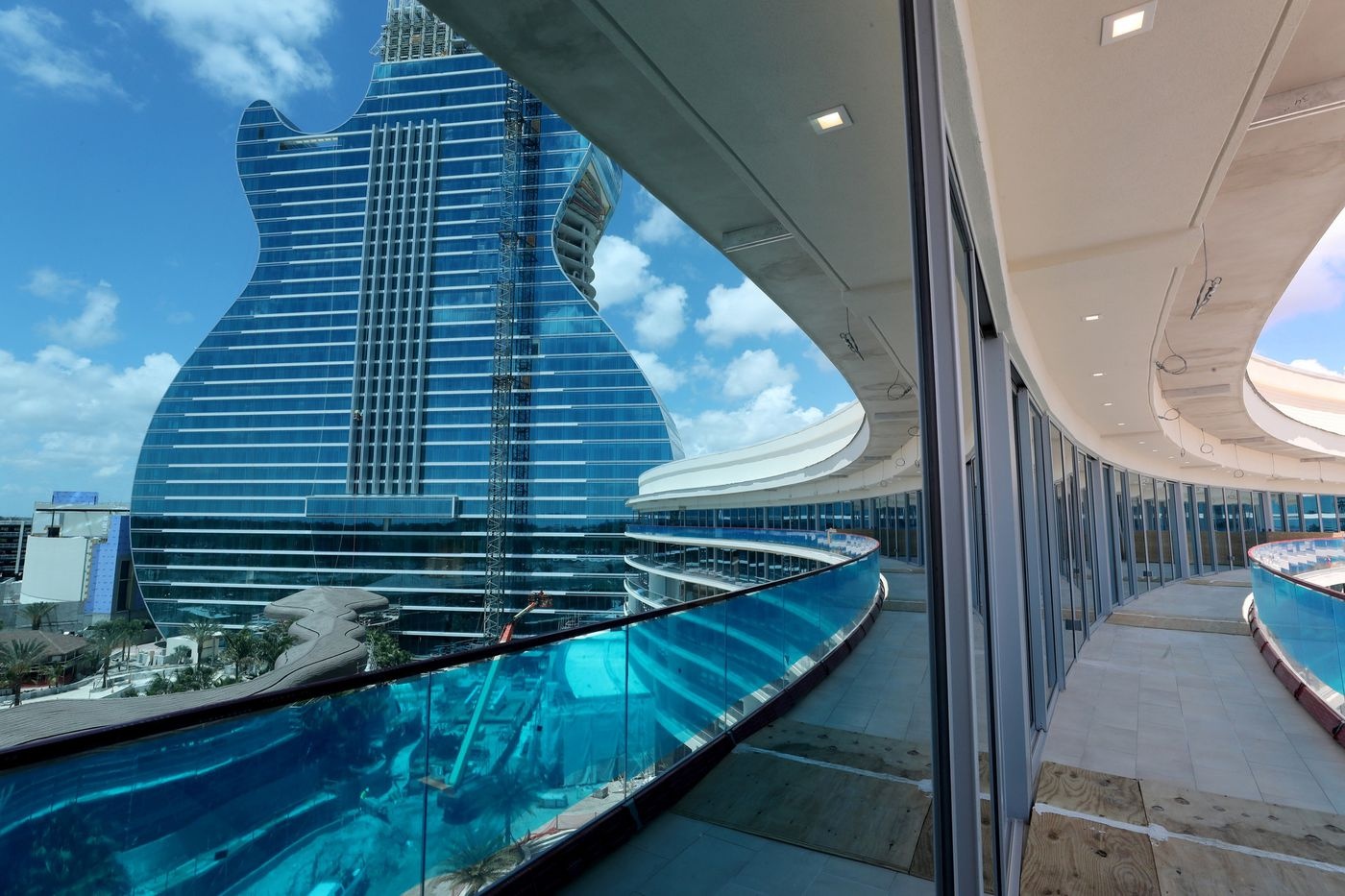 khach san hinh dan guitar anh 1