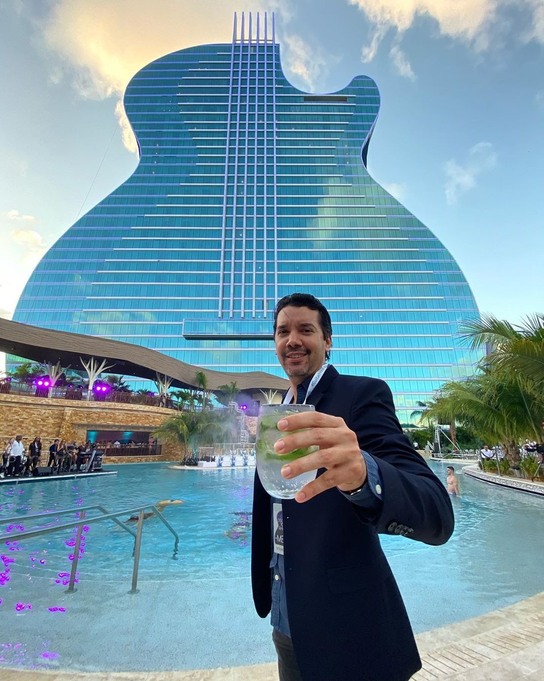 khach san hinh dan guitar anh 10