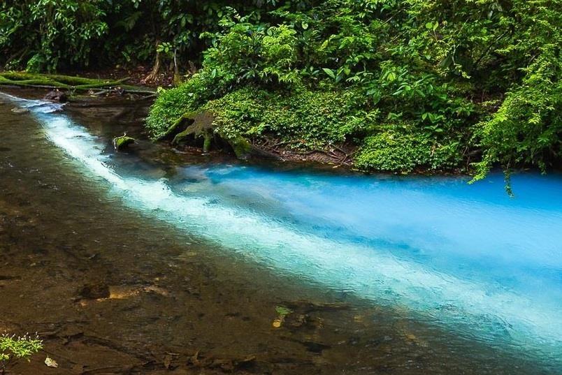 Song co 2 dong chay xanh ngoc va trong vat o Costa Rica hinh anh