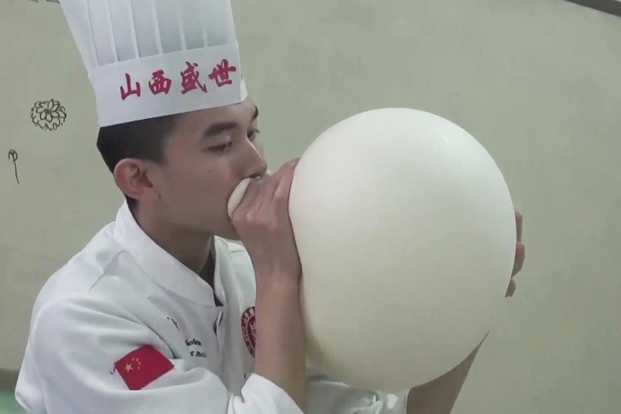 Sinh vien Trung Quoc thoi bong tu bot, can mi mong nhu soi chi hinh anh