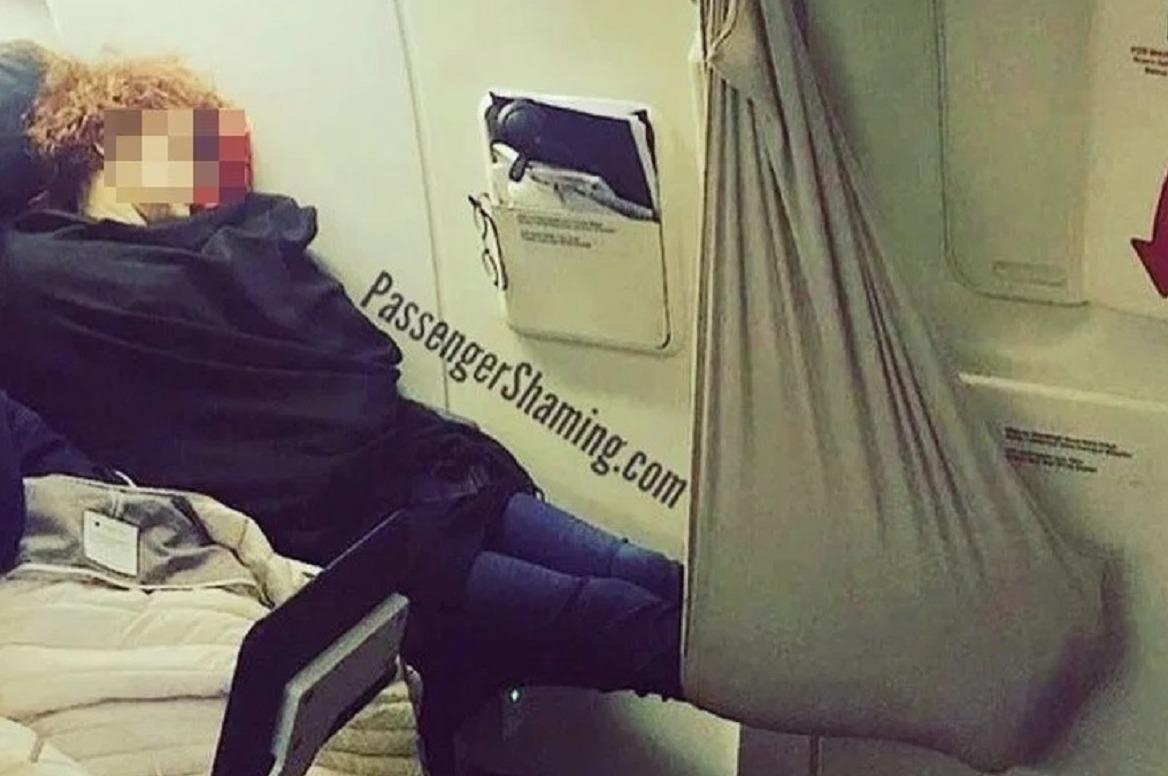 Hanh khach dung chan lam vong ngu tren may bay gay tranh cai hinh anh