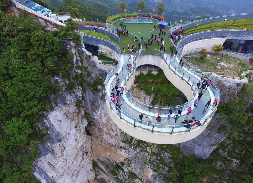 Cau kinh Truong Gia Gioi va loat cong trinh o Trung Quoc phai dong cua hinh anh