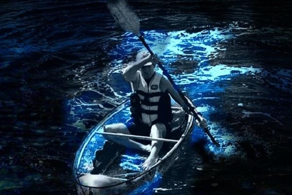 Cheo thuyen trong suot giua bien nuoc phat anh sang xanh hinh anh