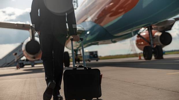 giả làm phi công ảnh 1 gia lam phi cong anh 1