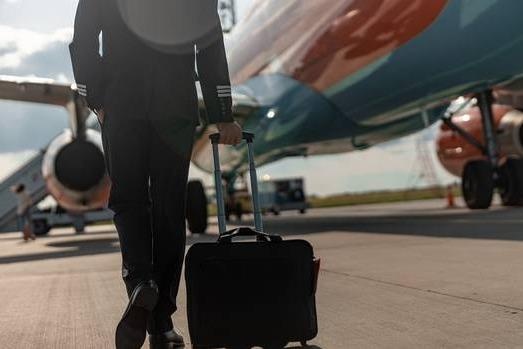 Doanh nhan An Do bi bat vi gia lam phi cong o san bay hinh anh