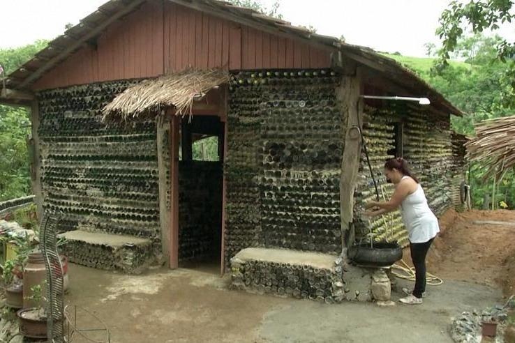 Nguoi phu nu tu xay nha bang 6.000 chai thuy tinh hinh anh
