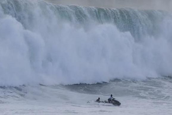 Giai cuu nguoi chim trong song cao 15 m hinh anh