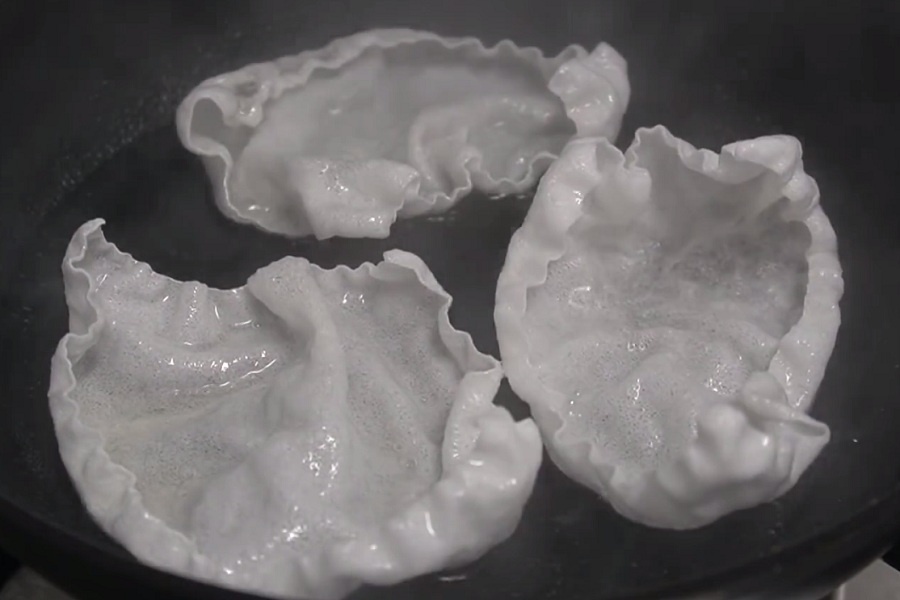 Lam banh trang chien phong nham nhi ngay mua ret hinh anh