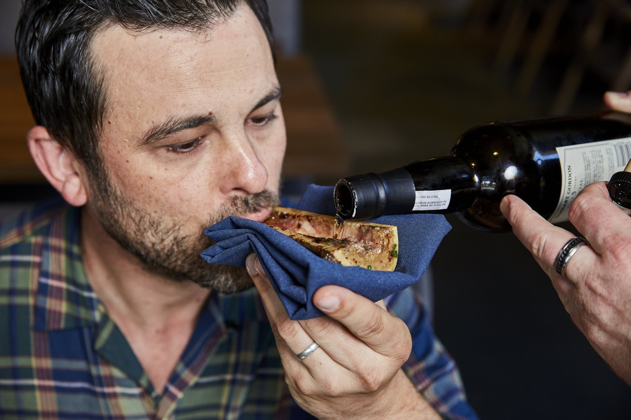 Cach thuong thuc ruou bang khuc xuong o nha hang My hinh anh