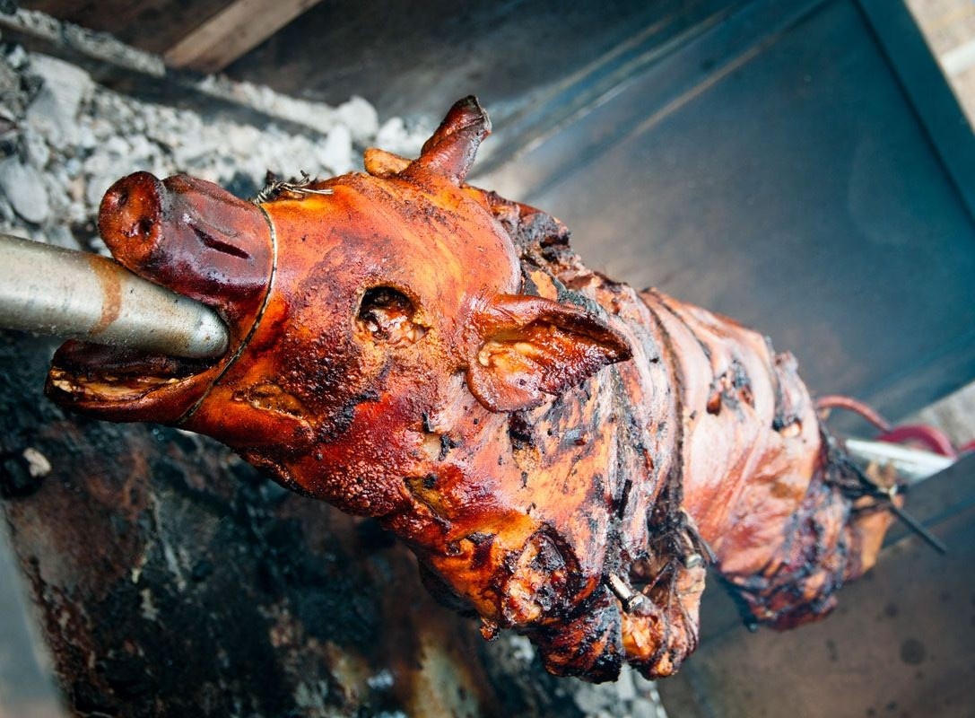 Loat nha hang heo quay nguyen con tru danh doc duong cao toc hinh anh