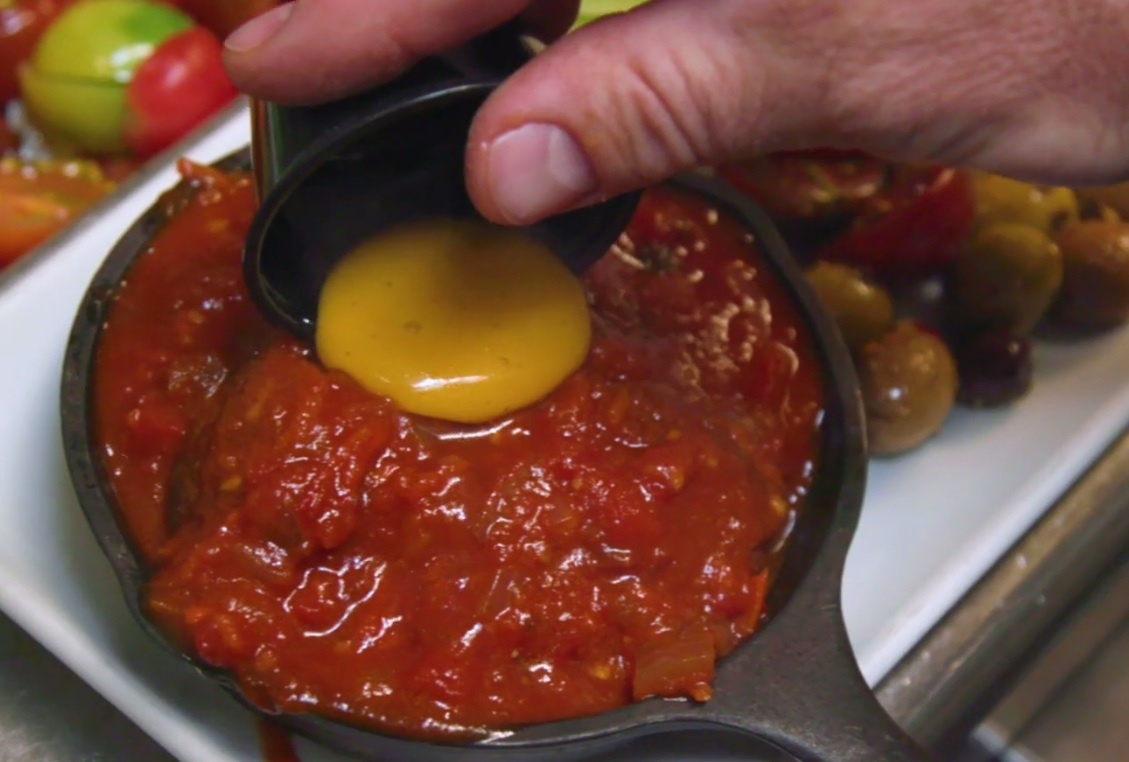 Nha hang lam trung tu ca chua vang hinh anh