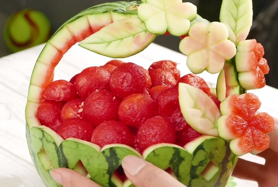 Tia dua hau thanh gio hoa qua trang tri tiec tat nien hinh anh