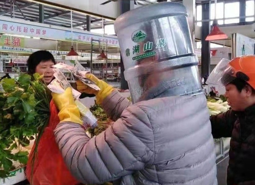 Trum dau bang tui nylon, chai nhua de phong virus corona hinh anh