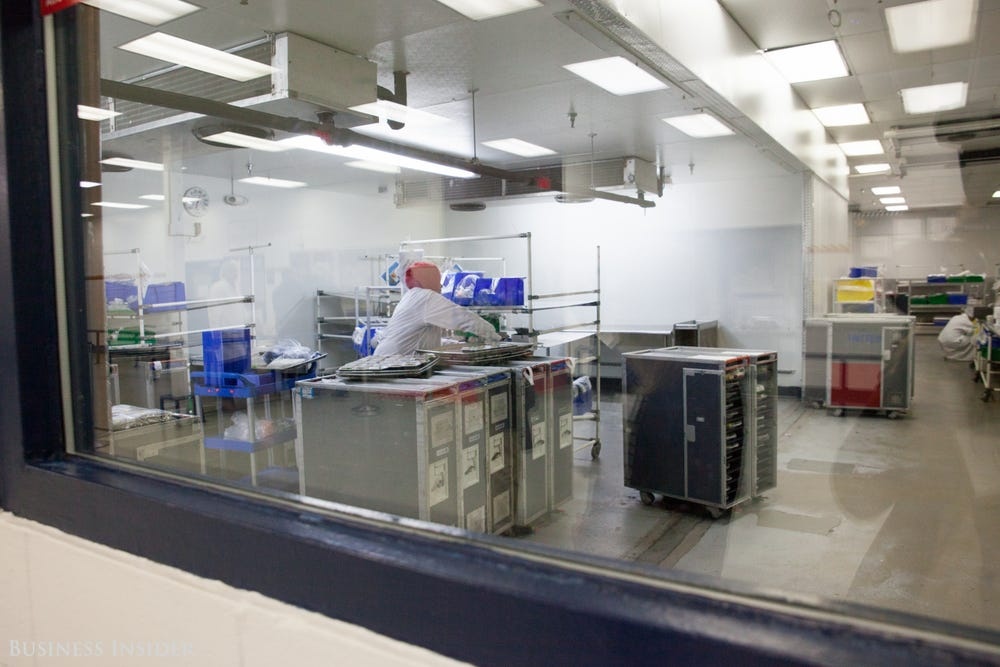 nhà bếp của hãng hàng không Mỹ ảnh 3 nha bep cua hang hang khong My anh 3