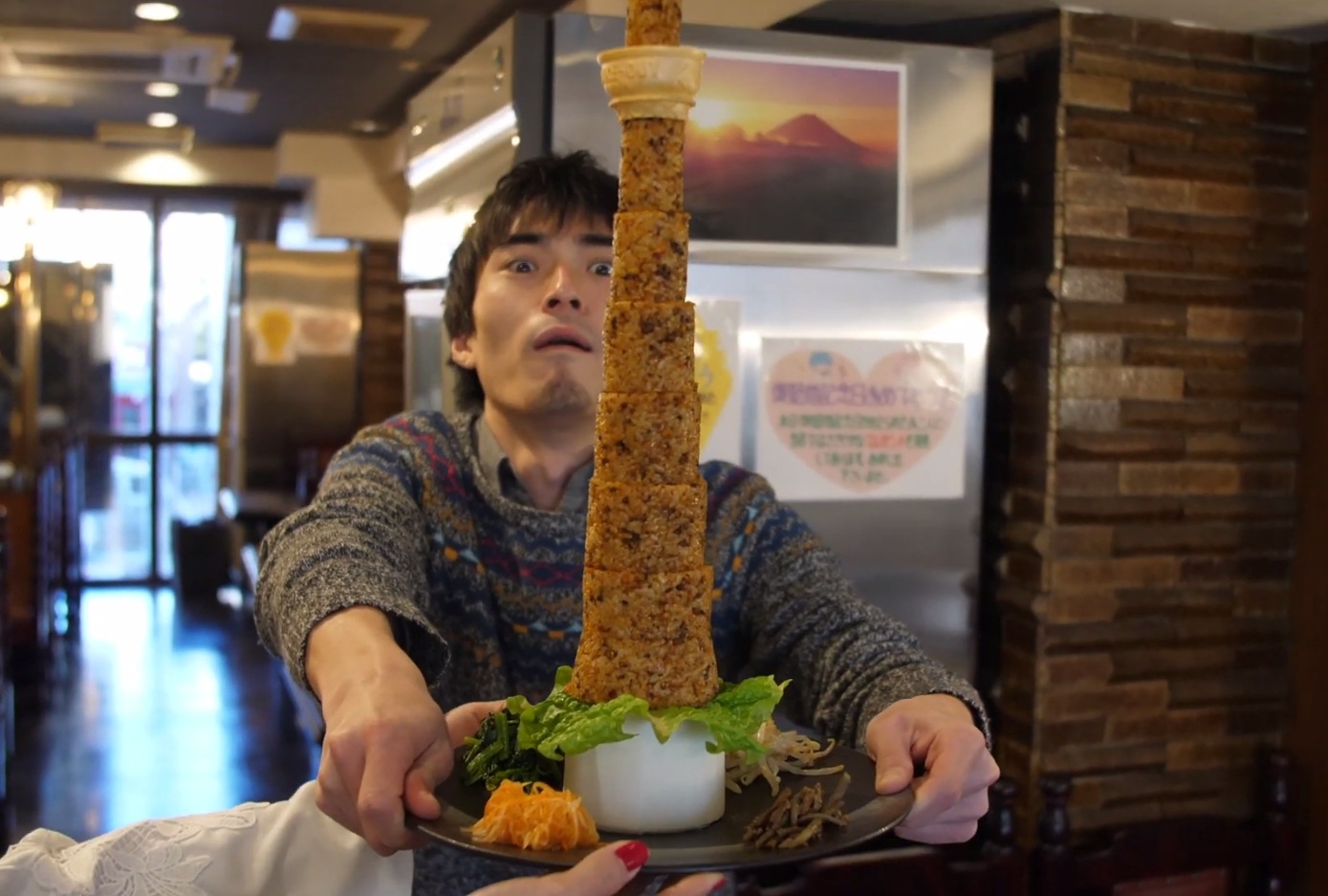 Com rang thit bo wagyu hinh thap Tokyo SkyTree cao gan 1 m hinh anh