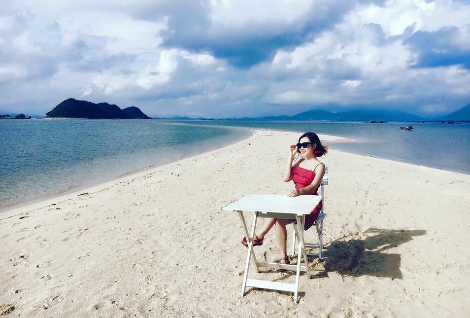 Con duong xuyen bien o Khanh Hoa dan den dao nao? hinh anh