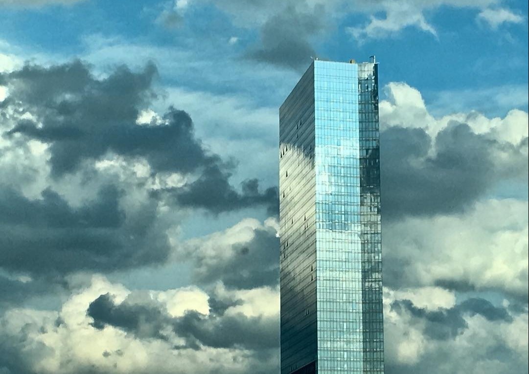 Toa nha 47 tang thiet ke phan chieu troi may o My hinh anh