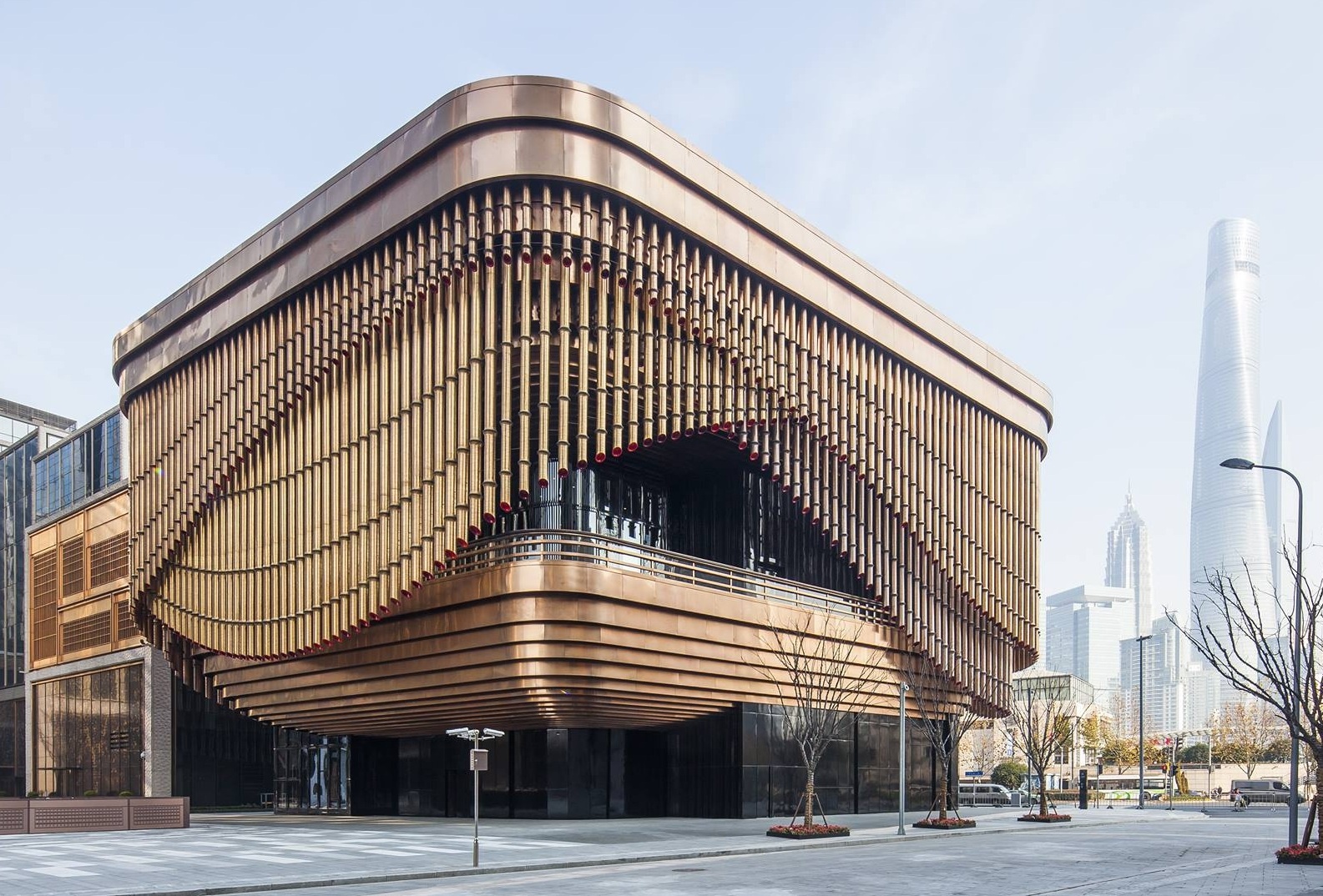 Toa nha co cau truc 'tu chuyen dong' giua long Thuong Hai hinh anh