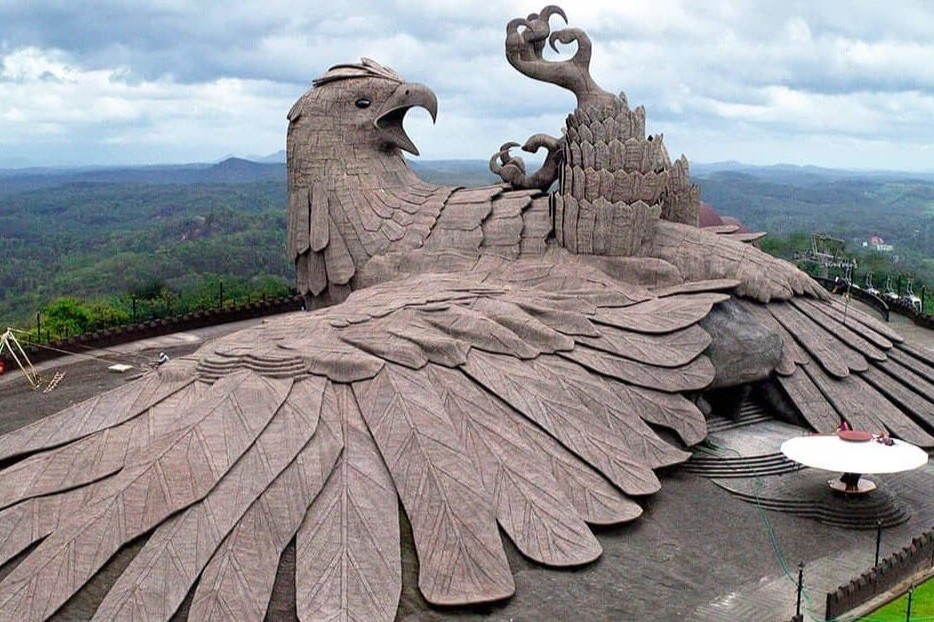 Tuong dai bang lon nhat the gioi, mat 10 nam de hoan thanh hinh anh