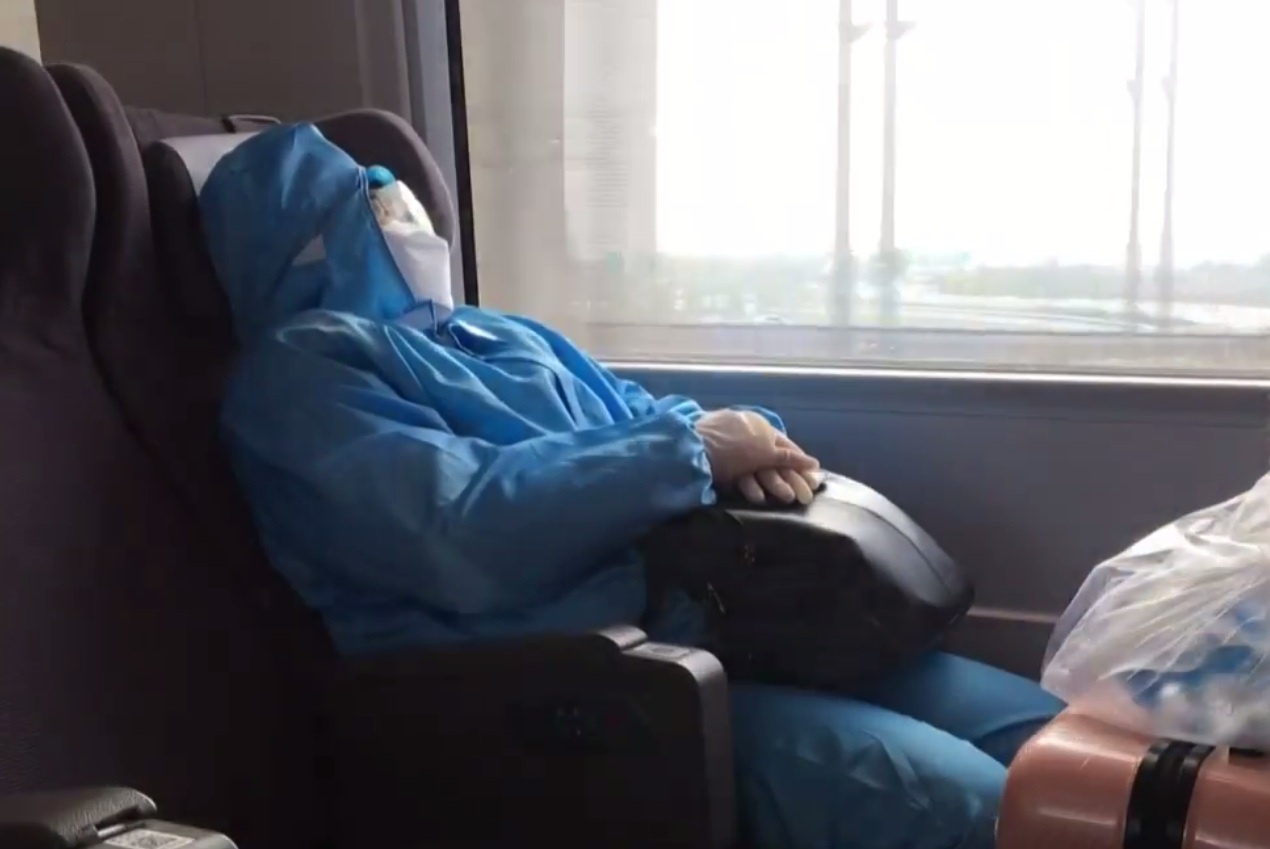 Hanh khach mac do bao ho kin mit tren chuyen tau qua Vu Han hinh anh
