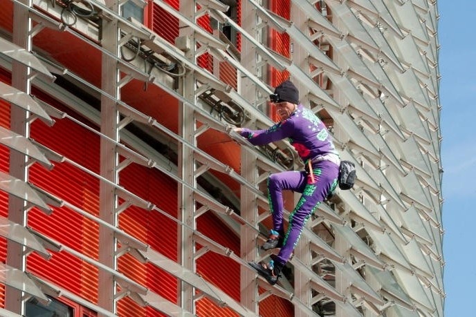 Lieu mang leo toa thap choc troi bang tay khong hinh anh