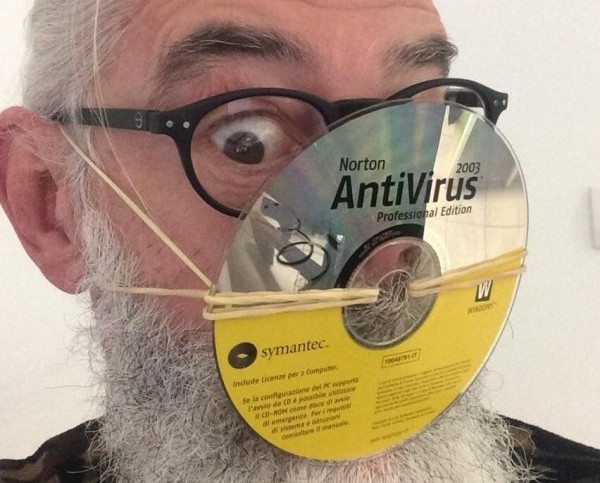 Doi hop nhua, mat na phong doc va cach tranh Covid-19 cua nguoi Anh hinh anh