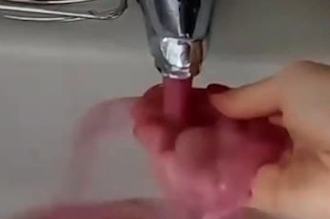 Ruou vang do chay ra tu voi nuoc o thi tran Italy hinh anh