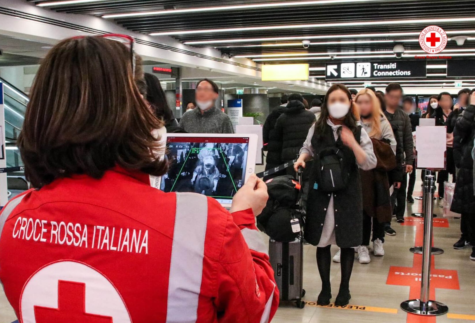 San bay Rome sang loc du khach bang thiet bi quet nhiet hinh anh